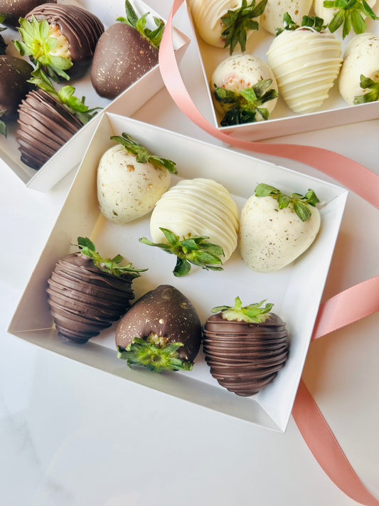 Valentine’s Pre-order ❤️ 6 assorted Dark & White Chocolate Covered Strawberries