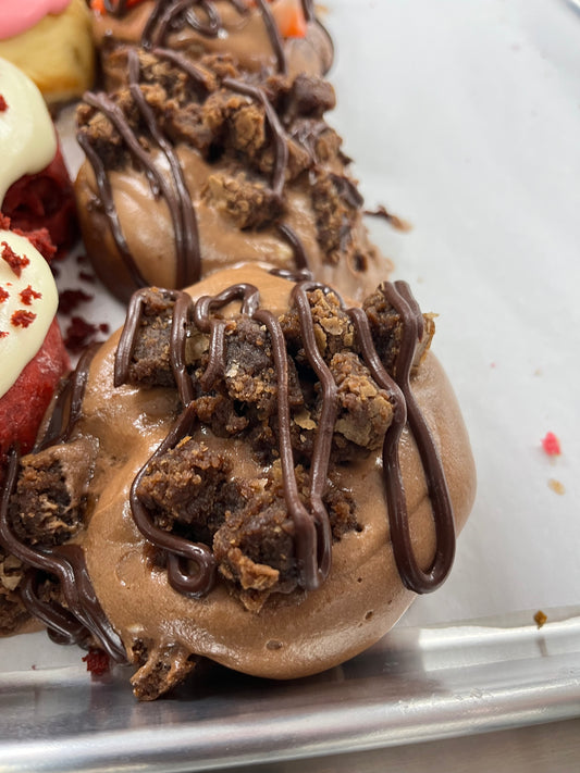 1 Jumbo Chocolate Brownie Cinnamon Roll