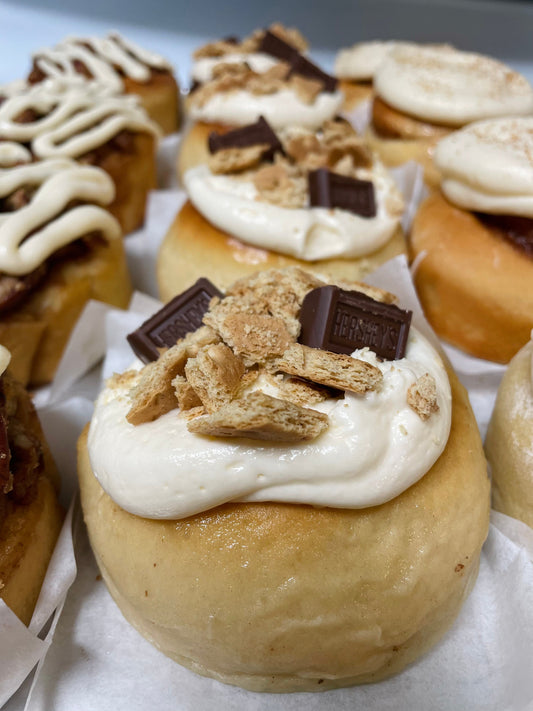 1 Jumbo S’mores Cinnamon Rolls